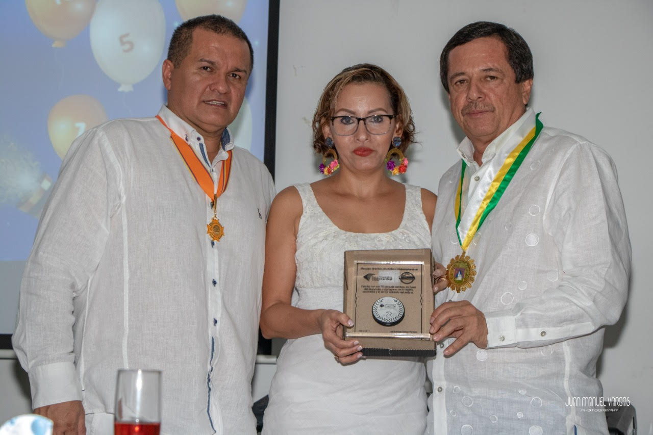 Directivos de Coonfíe entregaron reconocimiento.